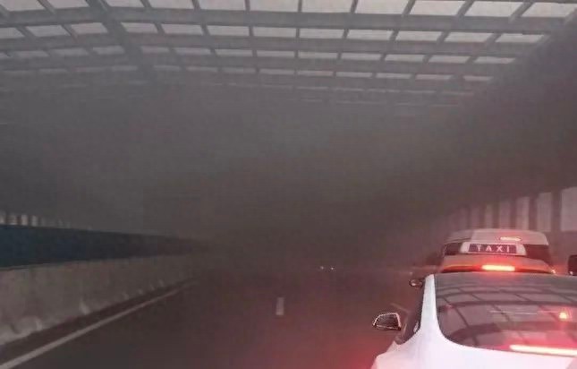 上海北横通道惊现轿车起火！浓烟笼罩高架，能见度极低，事故背后有何隐情？