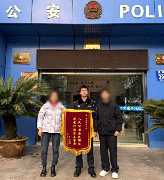 车内财物被盗，警察如何迅速破案？万州警方展现惊人效率  第1张