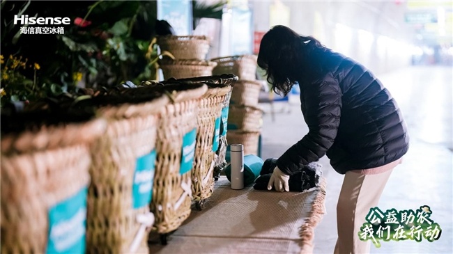 重庆菜农清晨背篓专线遇惊喜！海信真空冰箱暖心包温暖冬日，你感受到了吗？  第3张