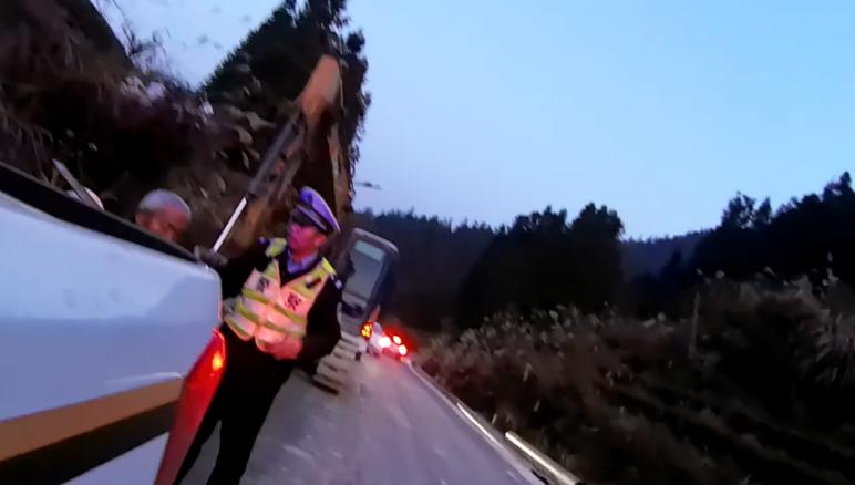 老人冒险走高速只为回家,民警暖心护送!你遇到过这样的暖心故事吗? 第2张 老人冒险走高速只为回家,民警暖心护送!你遇到过这样的暖心故事吗? 第2张