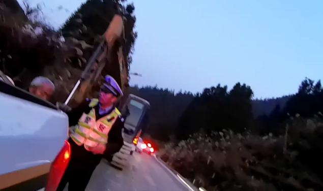 老人冒险走高速只为回家,民警暖心护送!你遇到过这样的暖心故事吗? 第3张 老人冒险走高速只为回家,民警暖心护送!你遇到过这样的暖心故事吗? 第3张