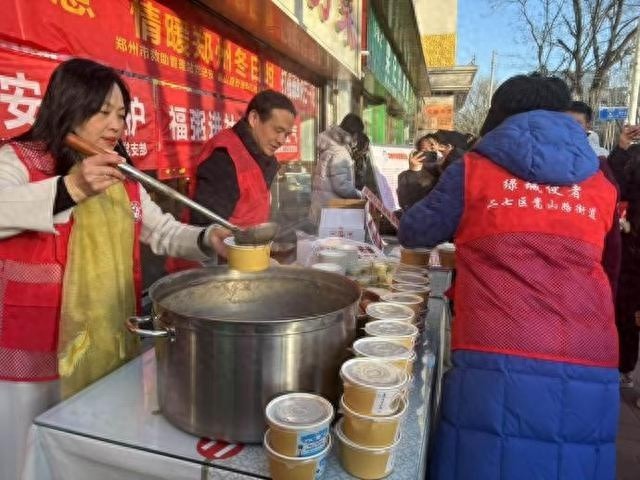 腊八粥香四溢，志愿者暖心送温暖！你感受到了这份冬日温情吗？