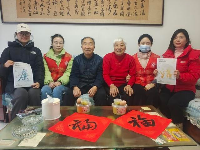 腊八粥香四溢，志愿者暖心送温暖！你感受到了这份冬日温情吗？  第3张