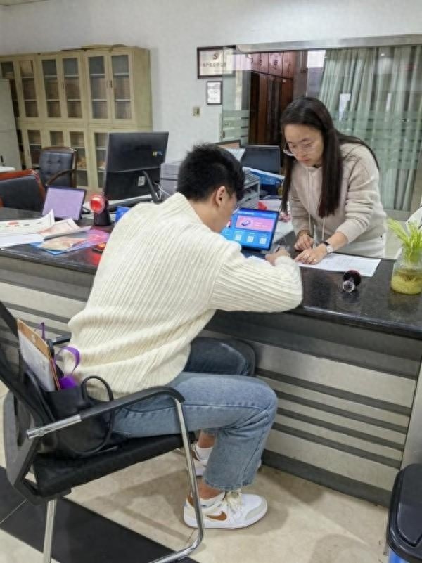 江都区政务服务中心如何在一周内让三位创业者轻松获得动物诊疗许可证？  第1张