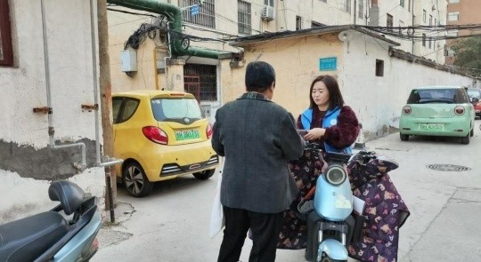 济宁苗营社区如何通过日常巡查和宣传志愿活动，大幅改善空气质量？