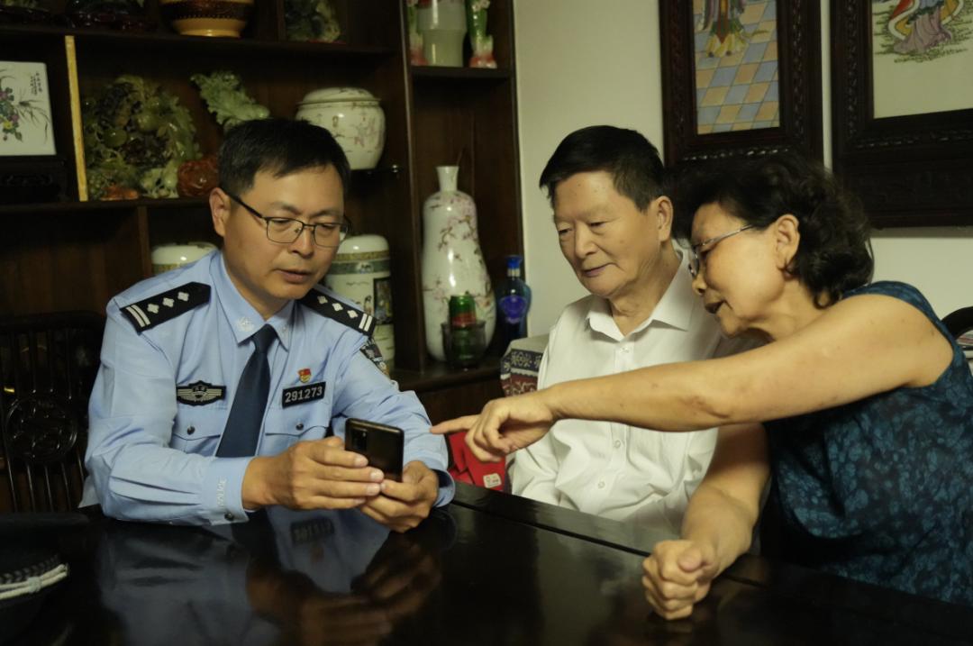 一把伞撑起警民心桥！51岁民警朱新琪27年坚守社区，他的故事感动了谁？  第3张