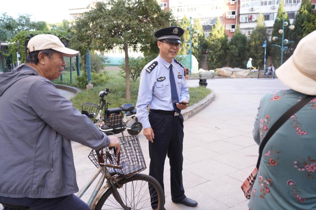 一把伞撑起警民心桥！51岁民警朱新琪27年坚守社区，他的故事感动了谁？  第4张