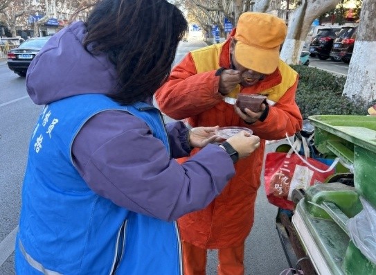 腊八节暖心行动：网格员与志愿者如何让寒冬变暖？居民纷纷点赞