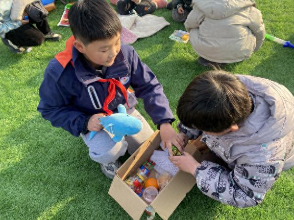 2024年固镇县希望小学跳蚤市场：孩子们如何通过变废为宝学会环保与交易？
