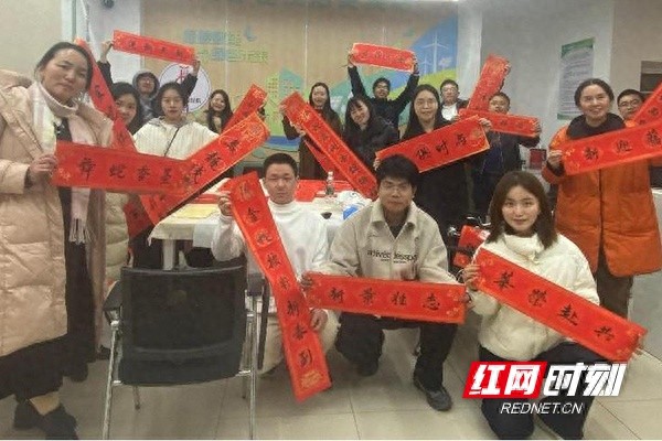 师生共写对联，墨香四溢迎新年！你见过这样的校园文化盛宴吗？