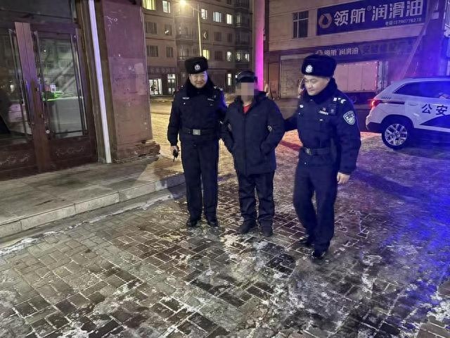 寒冬街头，民警暖心救助走失老人！你身边也有这样的温暖故事吗？  第1张