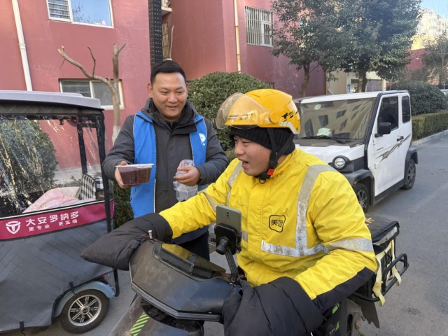 寒冬腊月，一碗腊八粥竟让外卖小哥笑开颜！社区暖心行动背后的故事你知道吗？  第2张