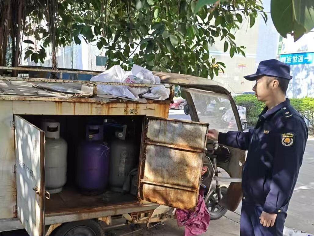 废弃三轮车藏百个燃气瓶！福海街道如何消除这一重大安全隐患？  第2张