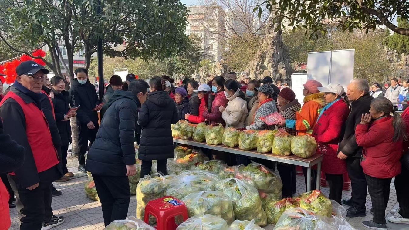 襄阳幸福社区迎新年，18家爱心单位联手打造助老集市，你参与了吗？  第3张