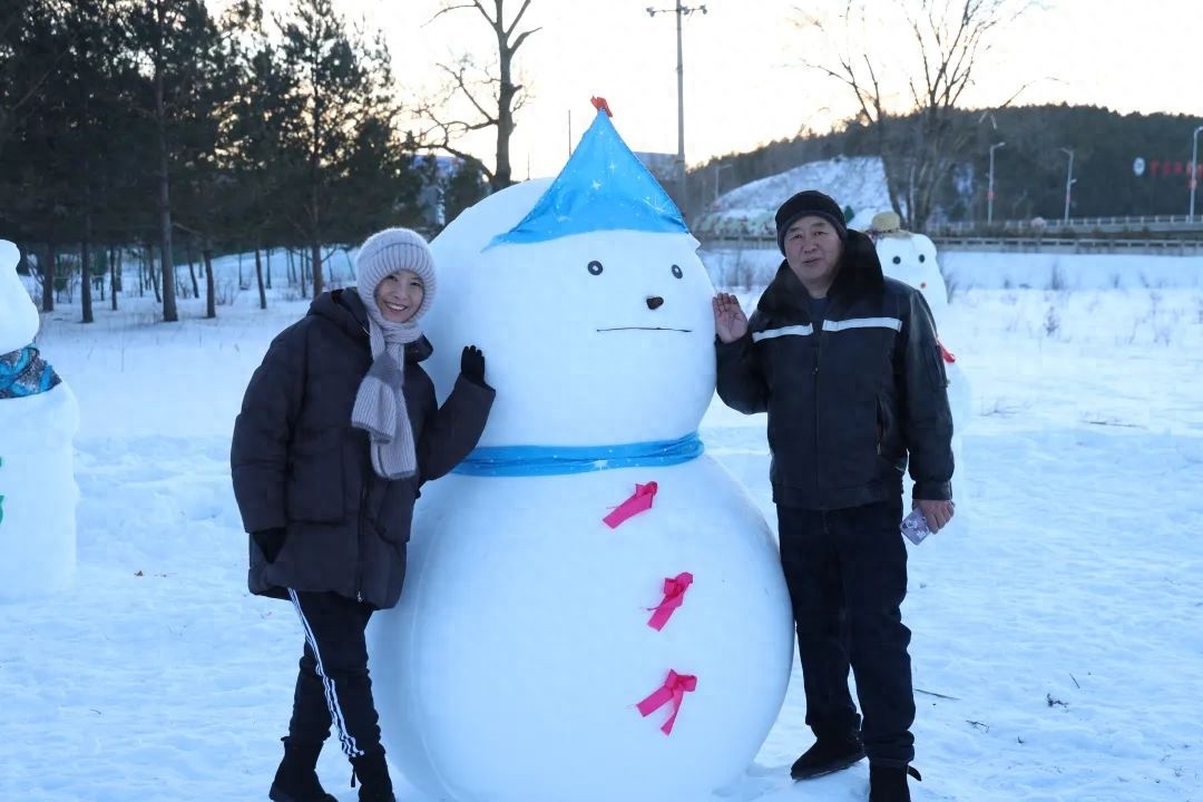 谁说堆雪人只是孩子的游戏？大兴安岭百个雪人等你来装扮