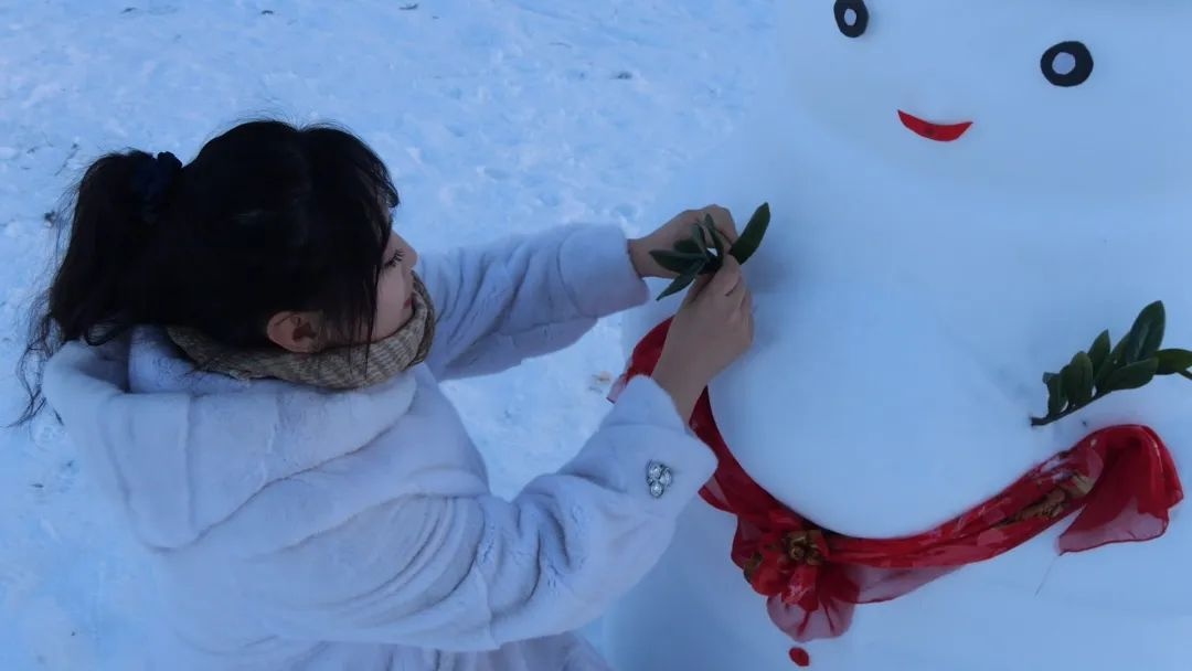 谁说堆雪人只是孩子的游戏？大兴安岭百个雪人等你来装扮  第2张