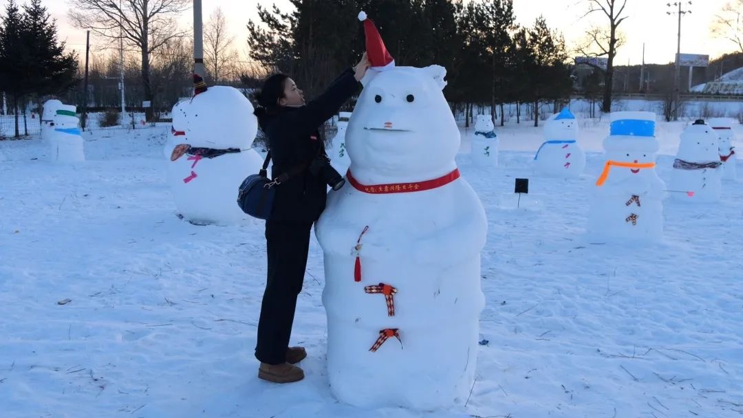 谁说堆雪人只是孩子的游戏？大兴安岭百个雪人等你来装扮  第4张