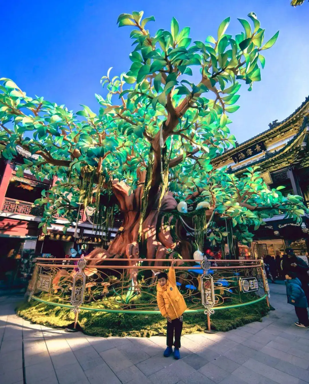 2025上海豫园灯会惊艳亮相！金色灵蛇、生命之树、桃花楼阁，你见过这样的奇幻丛林吗？  第5张