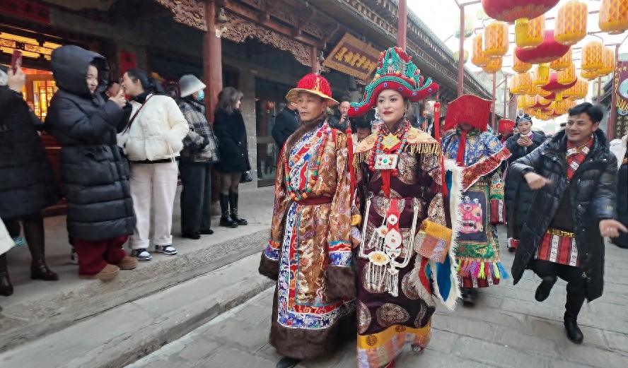 春节湟源丹噶尔古城有多热闹！喜迎公主表演竟如此展现多元文化魅力？