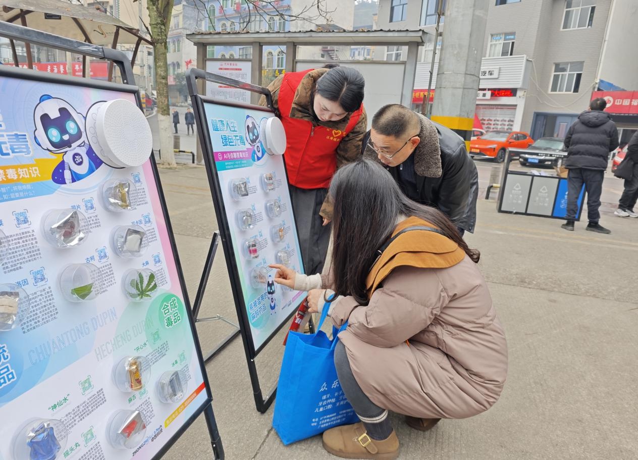 2025年春运暖冬行动：宣恩县司法局如何用法律和禁毒教育温暖你的回家路？  第3张