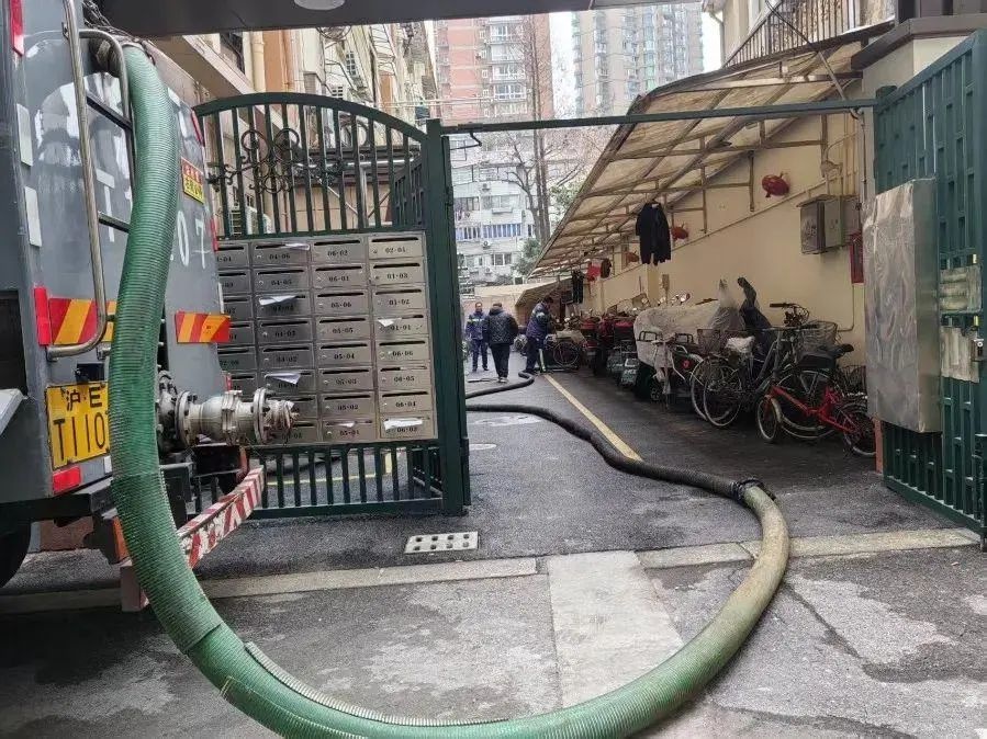 春节2000余名黄浦环卫工在岗！遇抽粪难题他们如何解民忧？  第2张