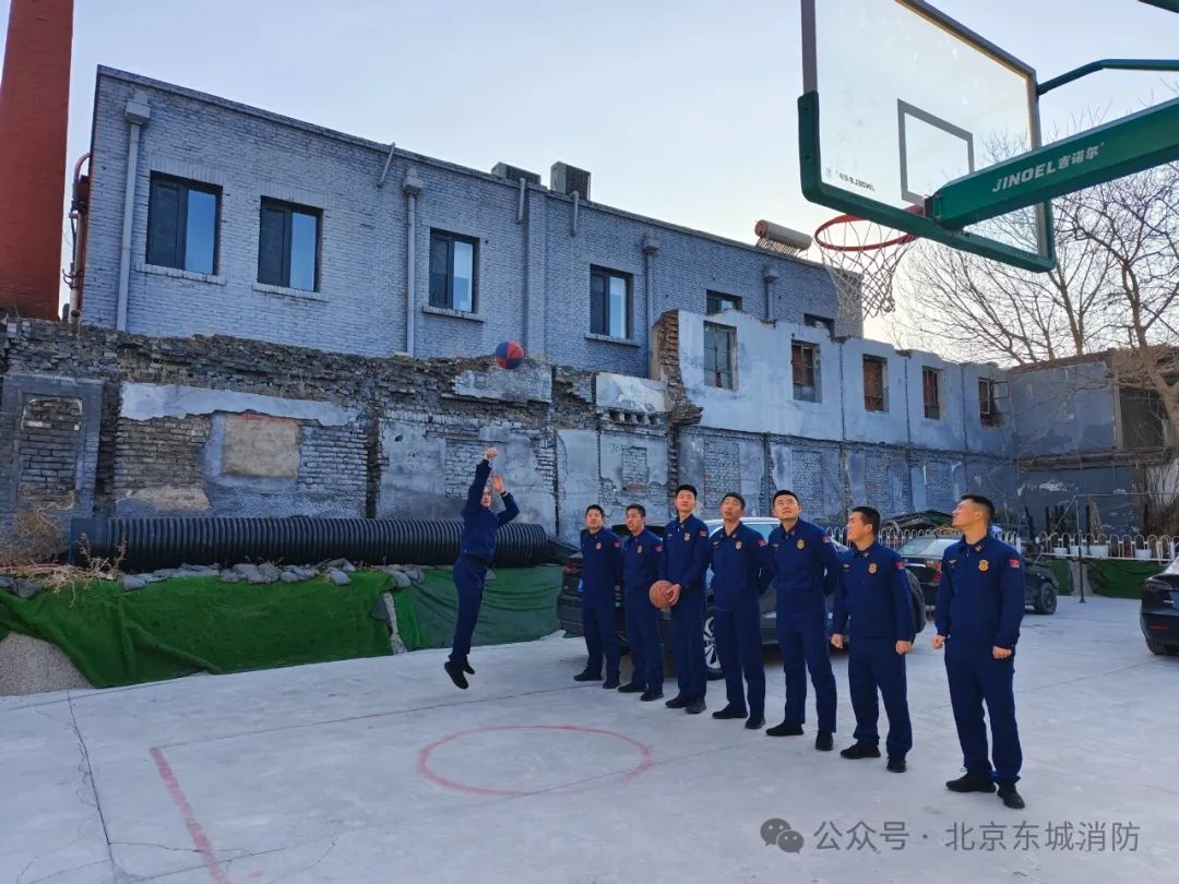 万家团圆时他们却坚守岗位，前门消防救援站用爱守护安宁与温情，太牛了  第4张