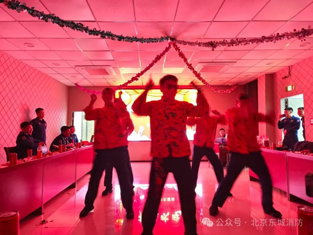 万家团圆时他们却坚守岗位，前门消防救援站用爱守护安宁与温情，太牛了  第9张