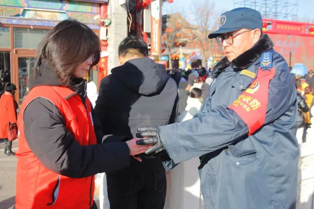 2025呼和浩特新春庙会：为何一杯奶茶竟成最亮丽的风景线？  第2张