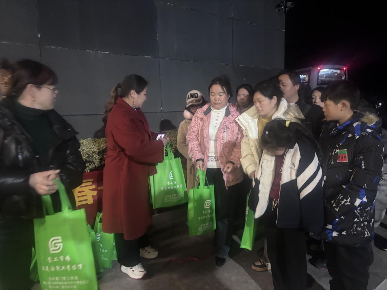 从抢票苦到暖心包车，这位湖北老大哥在玉环的第18个年头发生了什么？  第3张