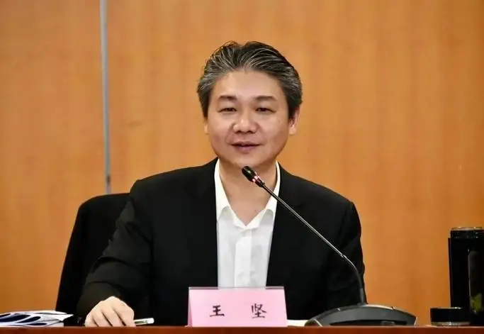 新任市委书记王坚首次亮相，桐乡市如何迎接世界互联网大会的新挑战？