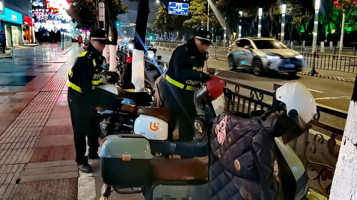 春节期间如何有效整治跨门经营现象？1626人次执法巡查揭秘  第2张