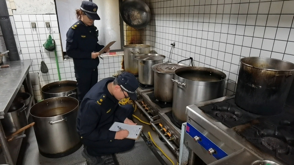 春节期间如何有效整治跨门经营现象？1626人次执法巡查揭秘  第3张