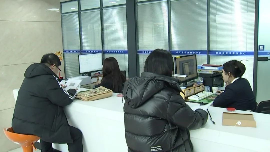 春节后首日，市政务服务中心如何高效应对办事高峰？  第2张