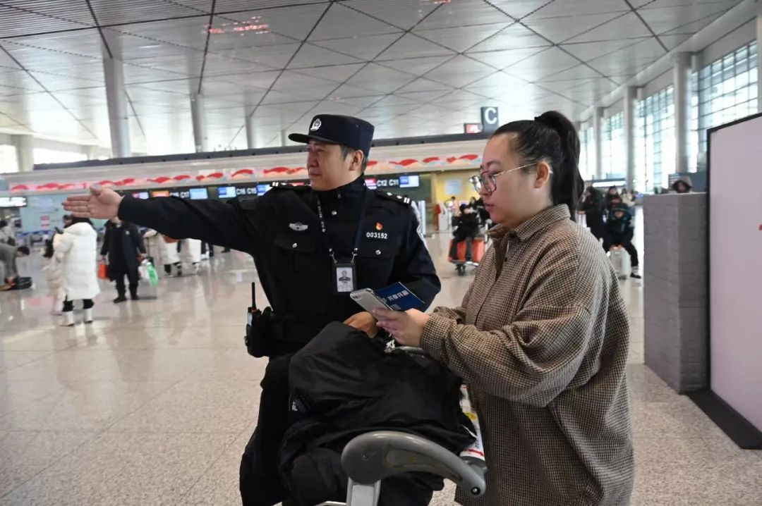 春运高峰，哈尔滨机场日吞吐量破9万！民警如何暖心守护旅客回家路？  第2张