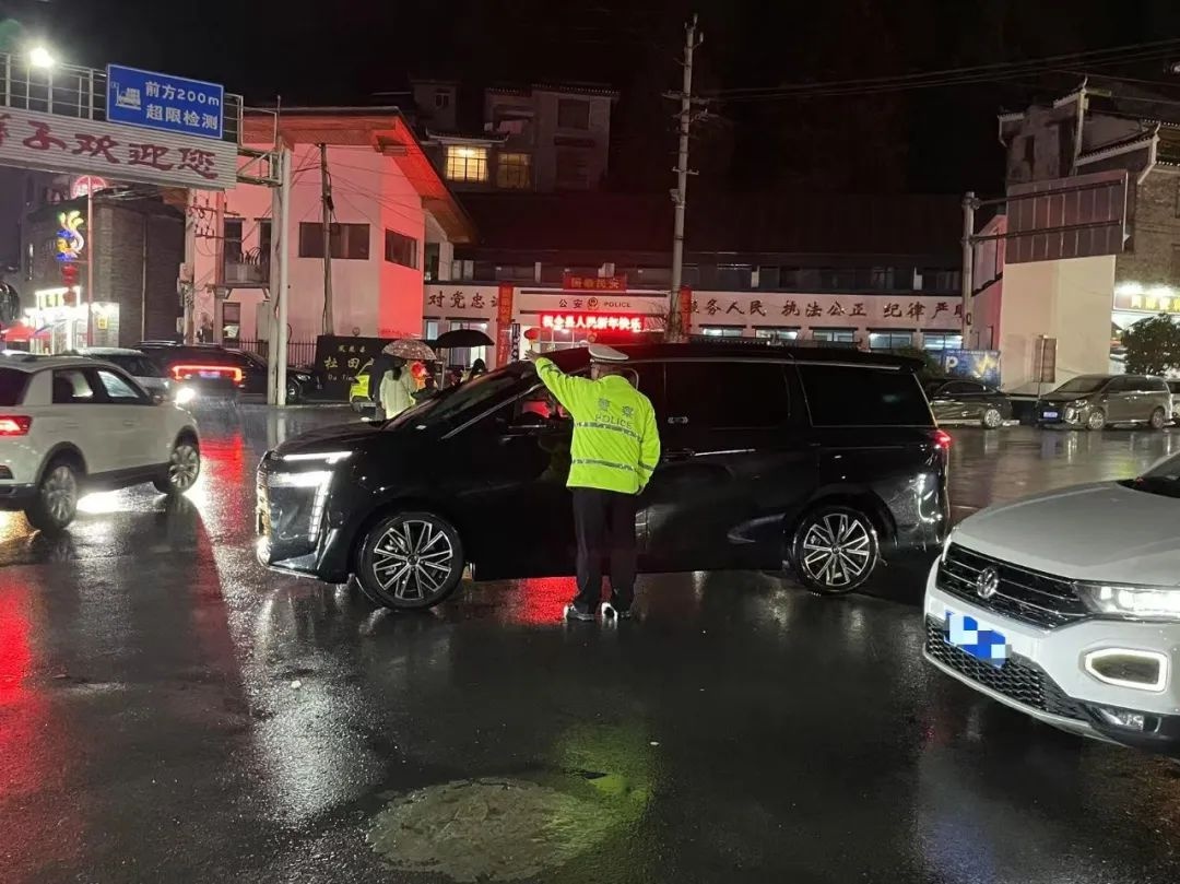 春节坚守岗位！凤凰公安民辅警如何用暖心行动传递警民情谊？  第4张