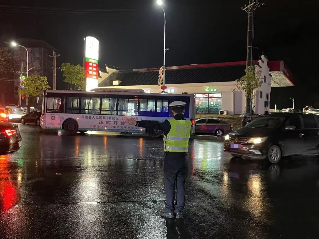 春节坚守岗位！凤凰公安民辅警如何用暖心行动传递警民情谊？  第5张