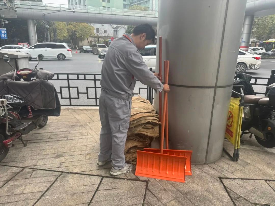 立春后的冷空气来袭,城管部门如何确保城市安全运转? 第8张 立春后的冷空气来袭,城管部门如何确保城市安全运转? 第8张