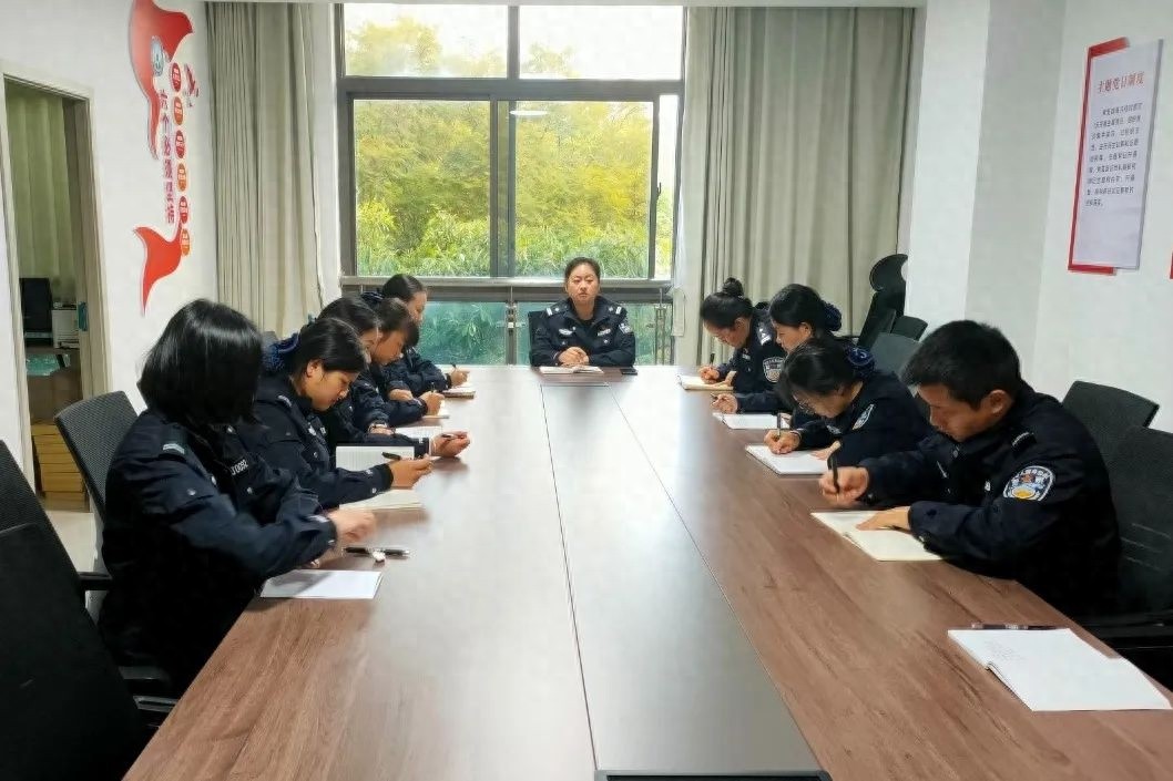 春节后首个工作日，蒙自警方如何应对出入境办证高峰？  第1张