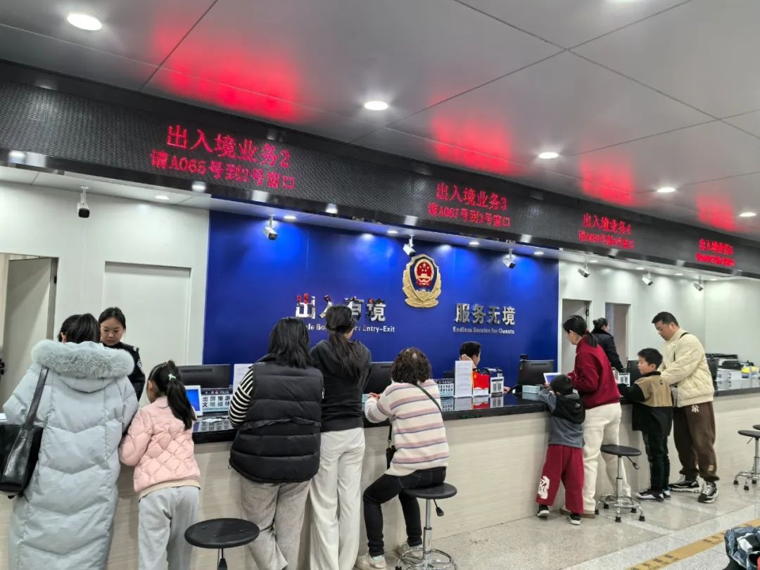 春节后首个工作日，蒙自警方如何应对出入境办证高峰？  第2张