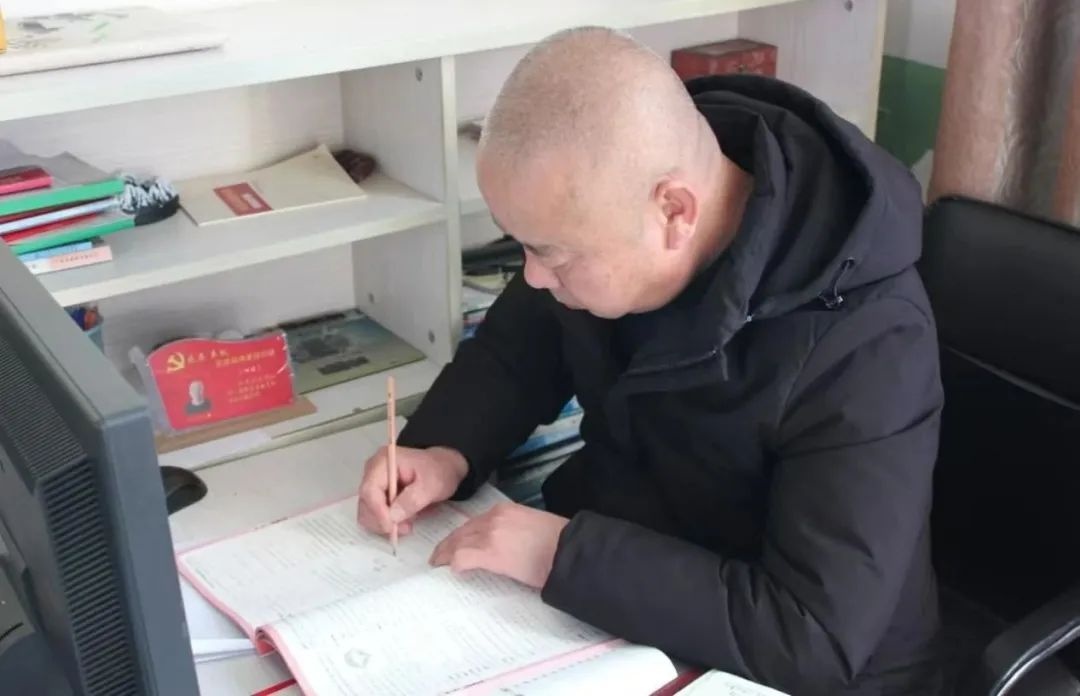 坚守乡村教育33年，他如何用爱温暖每一名学生？  第3张