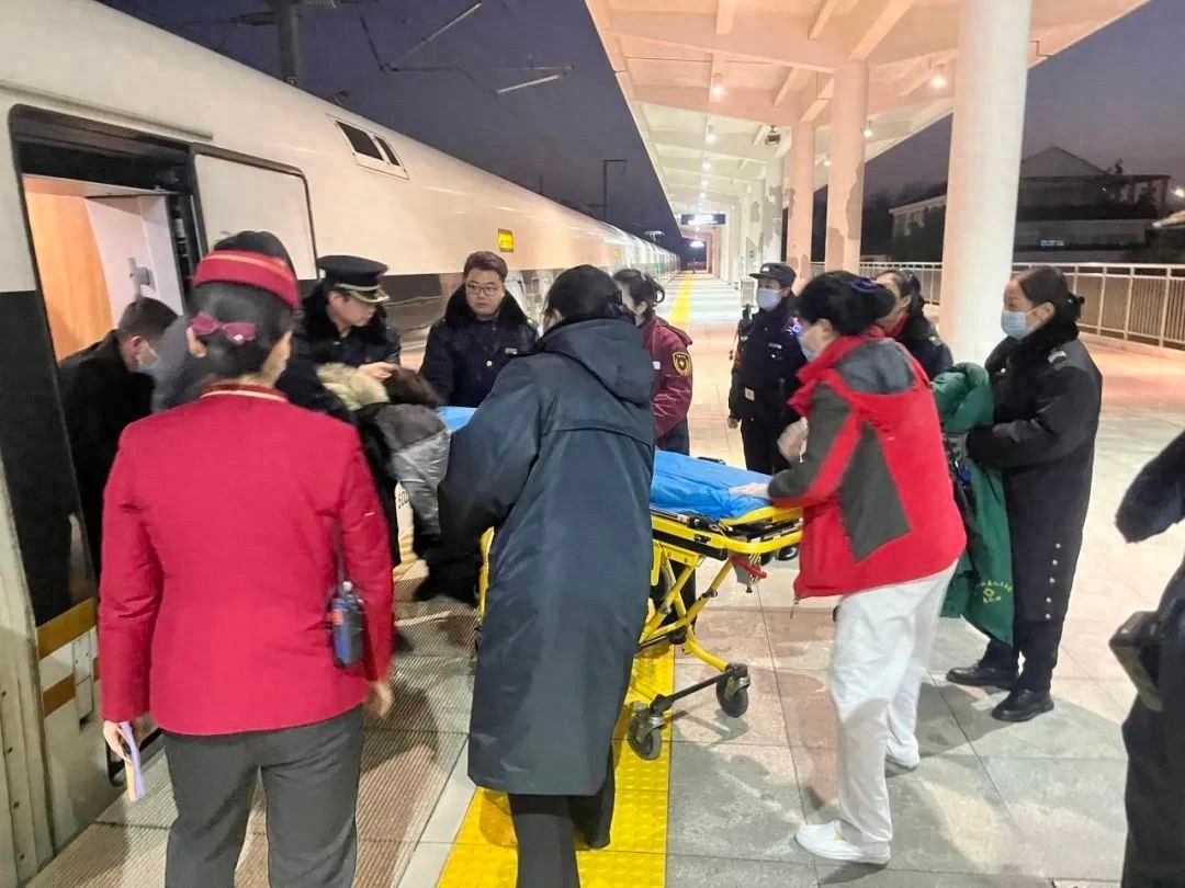 除夕夜突发！G3460次列车乘客昏迷，垫江火车站如何上演生命救援接力赛？