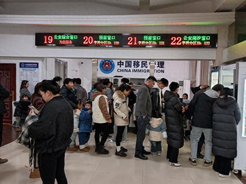 公安窗口开足马力，你的办证难题他们全包了