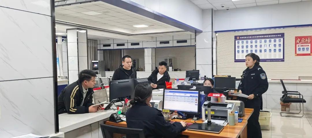 公安窗口开足马力，你的办证难题他们全包了  第2张