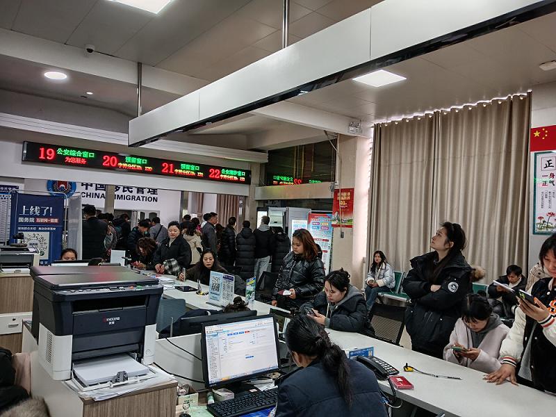 公安窗口开足马力，你的办证难题他们全包了  第3张