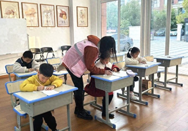 书法课堂暖童心！浦口区八里社区如何用硬笔书法培训志愿服务赢得居民好评？