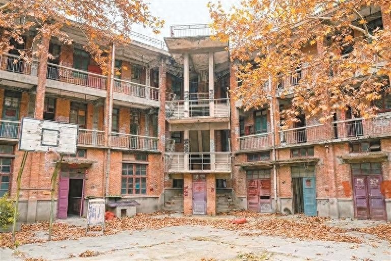 探秘西影风雷年代影视基地：为何它能成为年代剧的拍摄天堂？  第1张