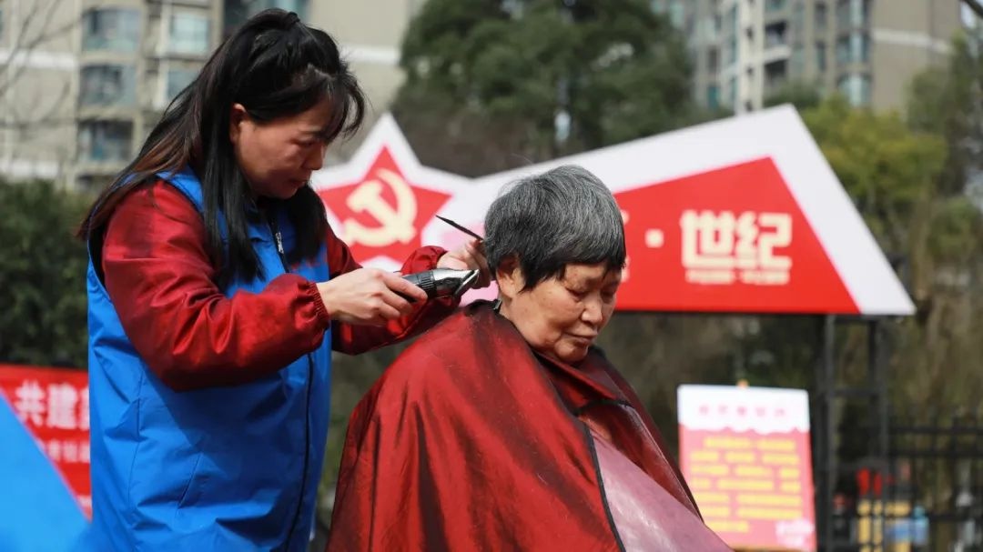学雷锋日，观山湖区居民为何纷纷涌向明珠广场？揭秘10余项暖心服务  第2张