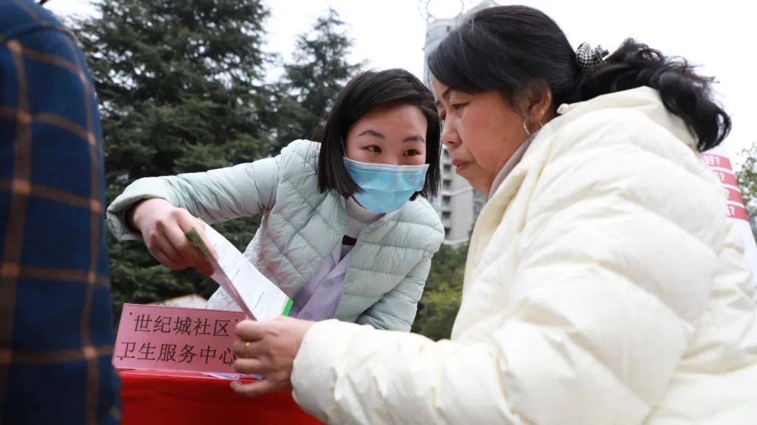 学雷锋日，观山湖区居民为何纷纷涌向明珠广场？揭秘10余项暖心服务  第4张