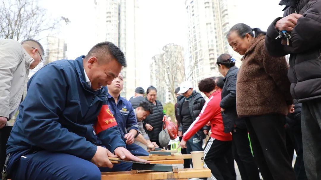 学雷锋日，观山湖区居民为何纷纷涌向明珠广场？揭秘10余项暖心服务  第6张