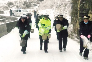 雪山乡民警除雪助人，他们为何在4247米高海拔坚守？  第1张